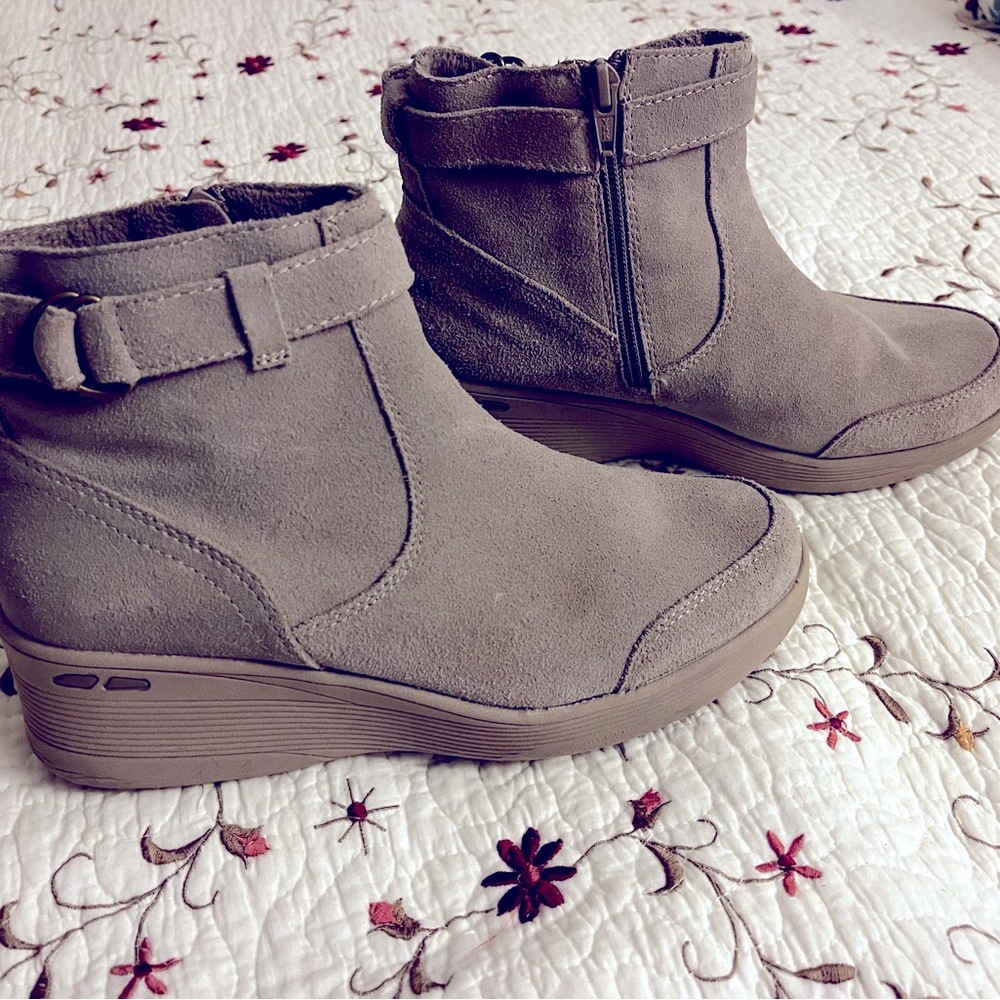 Sketchers light tan>bone colored booties